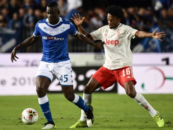 Mario Balotelli domina el balón ante la marca del colombiano Juan Cuadrado. Foto:AFP