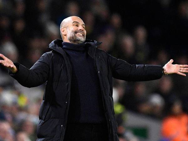 El entrenador español del Manchester City, Pep Guardiola, reacciona durante el partido de fútbol de la Premier League inglesa entre el Leeds United y el Manchester City en Elland Road en Leeds, norte de Inglaterra, el 28 de diciembre de 2022.