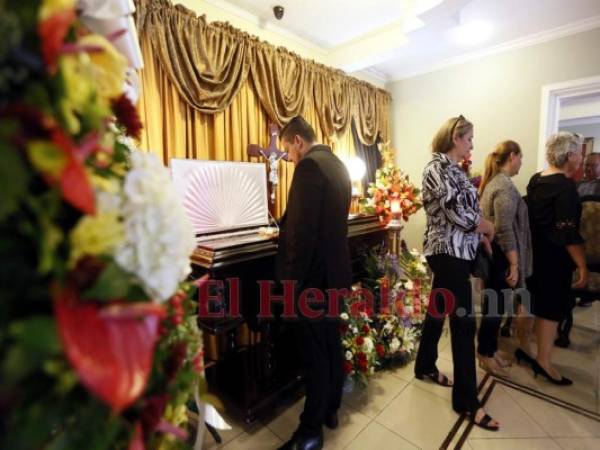 Los restos del reconocido médico Mario Ernesto Rivera Vásquez están siendo velados en la funeraria San Miguel Arcángel de colonia Alameda en Tegucigalpa. FOTOS: Marvin Salgado / EL HERALDO.