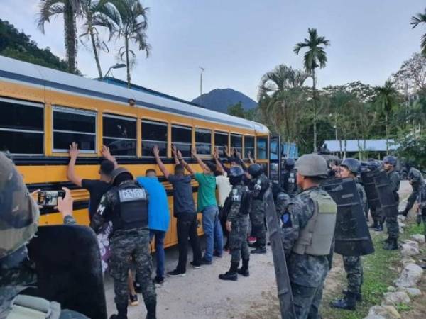 Los privados de libertad fueron sometidos a estrictos controles de seguridad antes del traslado.