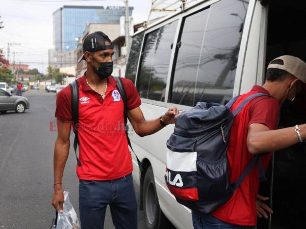 Jerry Bengtson mientras subía al autobús que los llevó al aeropuerto.