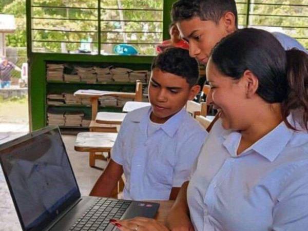 En los últimos años Hondutel provee el servicio de internet a establecimientos educativos y también en los parques de ciertas ciudades.