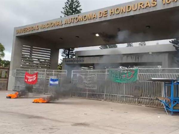 El motivo de la toma es el rechazo a la reelección del actual rector, Francisco Herrera.