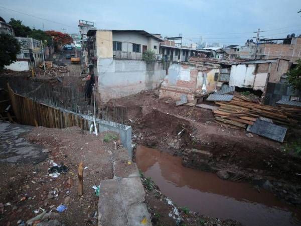 La temporada de lluvias continúa representando un gran peligro para los pobladores del barrio Los Jucos, quienes enfrentan la amenaza constante de la crecida del caudal de la quebrada “La Orejona”.