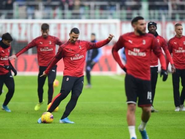 El jugador sueco durante su primer entreno oficial con su nuevo equipo, el AC Milan. (AFP)