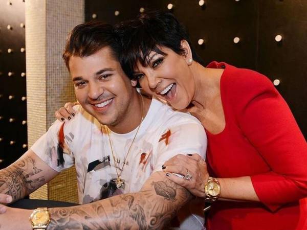 Kris Jenner comenzó a derramar lágrimas al recordar la disputa entre Rob Kardashian y Chyna, que sucedió meses después de que Kim Kardashian fuera asaltada a punta de pistola en París. Dijo que saber que a sus dos hijos les apuntaron con un arma en el mismo año fue traumatizante para ella.