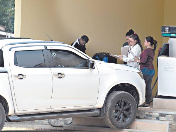 Los sicarios llegaron hasta el negocio del comerciante y dispararon en los vidrios laterales. La víctima murió en el interior del carro.