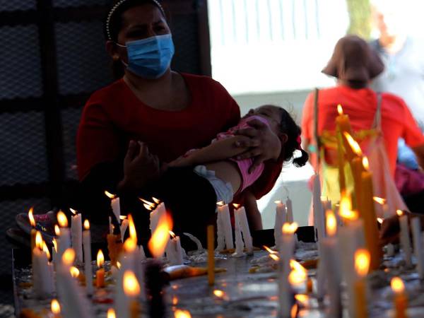 Por las palabras de Simeón, que llamó al niño “Luz para alumbrar a las nacionales”, la misa del 2 de febrero inicia con las bendiciones de las velas encendidas que los fieles llevan a la iglesia.