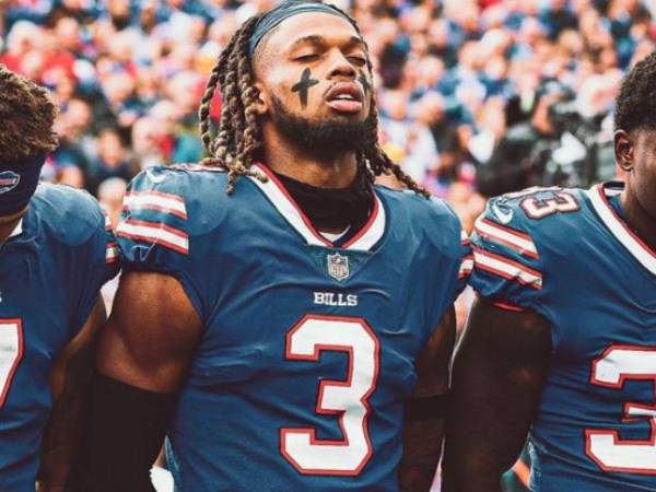 El jugador de fútbol americano Damar Hamlin, de 24 años, sufrió un paro cardíaco mientras jugaba un partido contra el Bengals de Cincinnati, por lo que tuvo que ser intervenido y fue resucitado dos veces. A continuación lo que sabemos sobre la salud del joven.