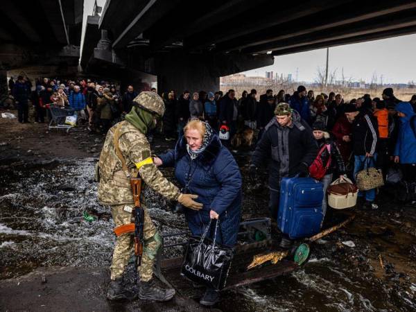 Los militares rusos anunciaron el lunes la apertura de varios corredores humanitarios y la instauración de altos el fuego locales para evacuar a los civiles.