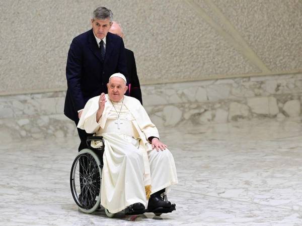 El Papa Francisco saluda a la multitud cuando llega para una audiencia con los miembros del comité y la fundación Jornada Mundial de la Juventud Lisboa.