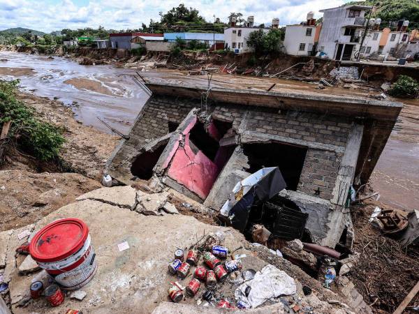 Cumplieron el sueño de tener una casa propia, tras el trabajo de muchos años, sin embargo, en horas y días debido a las intensas lluvias dejadas por el huracán John, todo quedó destruido y ahora son solo recuerdos para Verónica López Galindo, quien vive junto con su esposo y sus tres hijos, en el balneario mexicano de Acapulco, sur del país.