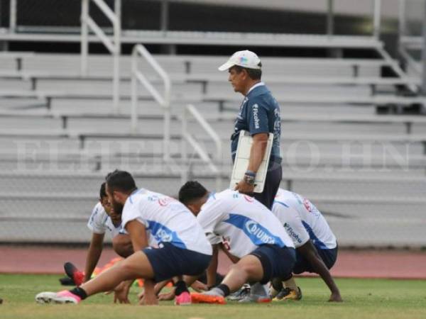 Jorge Luis Pinto supervisa los trabajos de los seleccionados catrachos (Foto: Ronal Aceituno/OPSA)