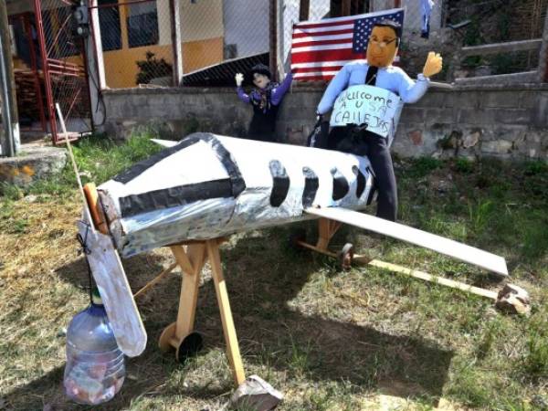 A Rafael Leonardo Callejas le pagaron un vuelo directo a la hoguera con este pichingo montado en un jet, ubicado en la colonia Germania y obra del taller Mecamuebles. Fotografía / Johny Magallanes