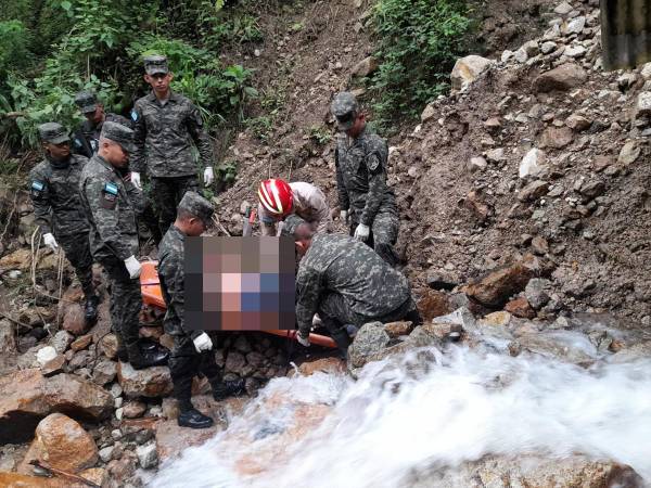 Momento en uno de los lesionados era rescatado para ser trasladado a un hospital.