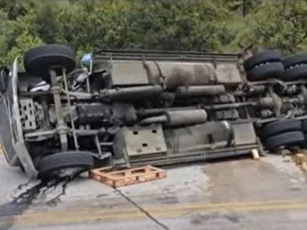 El pesado automotor quedó en medio de la carretera a la altura del puente en Neteapa.