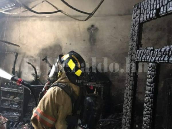 Los artículos que estaban dentro de la vivienda fueron consumidos por la llamas. Foto Juan Díaz / EL HERALDO