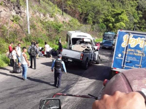 Así quedó el vehículo que impactó de frente con el autobús.