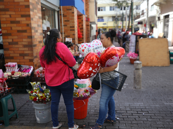 Desde tempranas horas de la mañana, las calles se llenaron de un aire festivo, de pasión y romance.