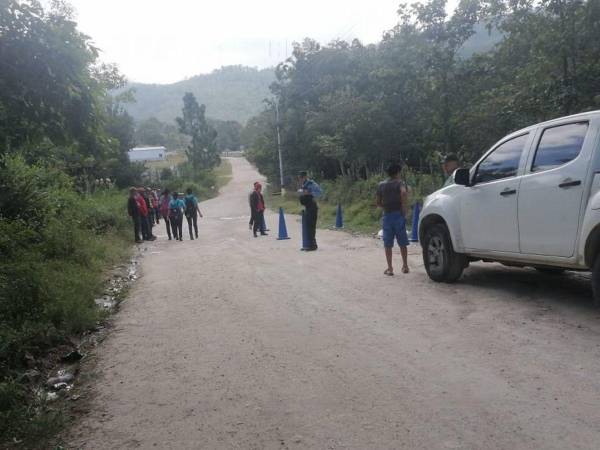 El cadáver fue encontrado a la orilla de una calle de tierra del sector.