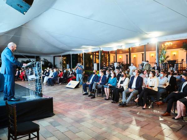 HonduFuturo promueve, orienta y financia a profesionales hondureños de excelencia académica.