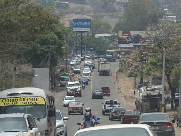 Las filas de carros reflejan el mal estado de la carretera que conecta la ciudad con la salida a Olancho.