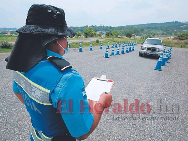 Al menos cinco minutos es el tiempo que le lleva a una persona realizar el examen práctico para adquirir su licencia de conducir.