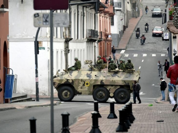 Fuerzas de seguridad ecuatorianas patrullan en la zona alrededor del palacio presidencial en Quito.