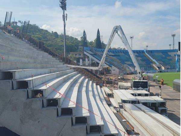 El Estadio Nacional Chelato Uclés se sigue embelleciendo con el objetivo de finalizar la remodelación de la primera gradería de sol centro.