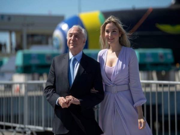 El presidente de Brasil, Michel Temer, y su esposa, Marcela Temer, asisten a la ceremonia de lanzamiento del Submarino de Clase Riachuelo de Brasil en una base naval en la ciudad de Itaguai, estado de Río de Janeiro, Brasil. Agencia AFP.