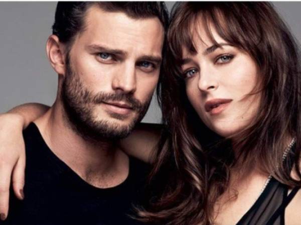 Dakota Johnson y Jamie Dornann en la película “50 sombras de Grey”.