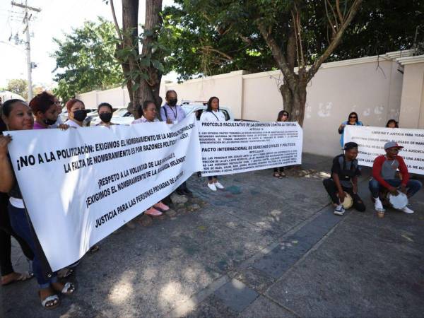 Miembros del Comité Nacional de Prevención de la Tortura (Conaprev) llegaron hasta Casa Presidencial para llevar a cabo la protesta.