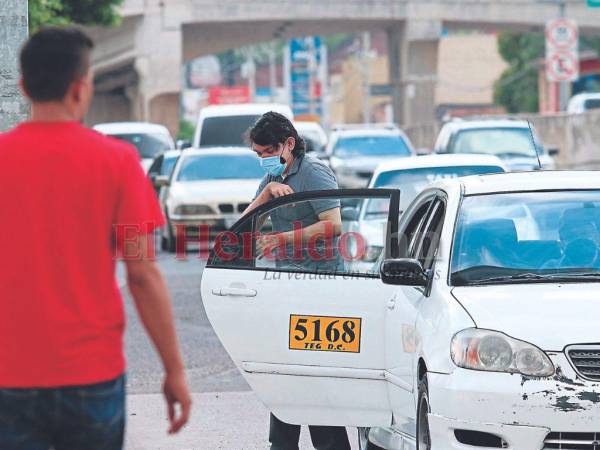 En el Distrito Central operan más de 7,000 taxis y hay más de 100 puntos; con diversas rutas, son un medio de transporte bastante utilizado cada día por los capitalinos que salen hacia sus trabajos.