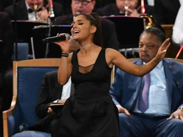 Ariana Grande le dio el último adiós a Aretha Franklin.