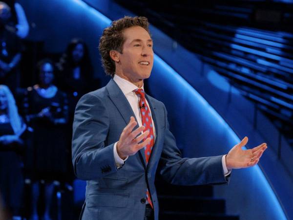 Osteen pidió oraciones para superar juntos la tragedia.