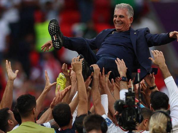 Los jugadores de Irán celebran su victoria con el entrenador portugués de Irán, Carlos Queiroz, durante el partido de fútbol del Grupo B de la Copa Mundial de Qatar 2022 entre Gales e Irán en el estadio Ahmad Bin Ali en Al-Rayyan, al oeste de Doha, el 25 de noviembre de 2022.