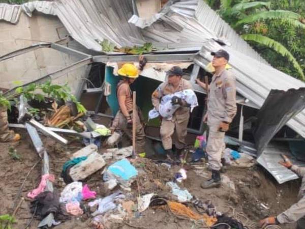 La menor fue rescatada entre los escombros por los agentes del Cuerpo de Bomberos.