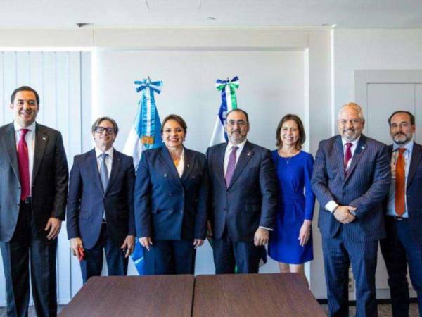 El 18 de julio en Bruselas, Bélgica, la presidenta Xiomara Castro y parte de su gabinete se reunieron con altas autoridades de la CAF dando por hecho que habrá adhesión.