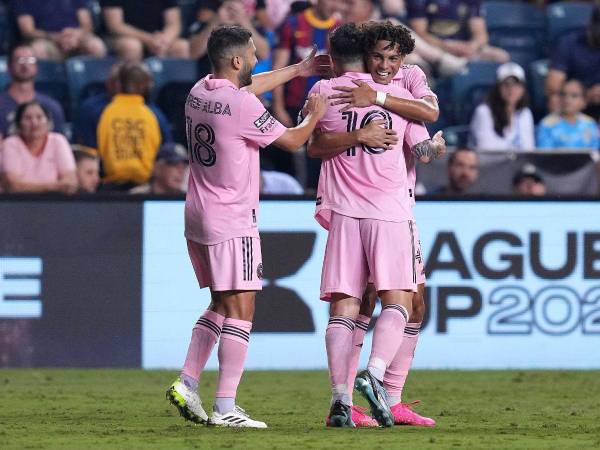 El hondureño David Ruíz junto a Jordi Alba y Messi, a quien abrazó efusivamente tras marcar el 4-1 definitivo.