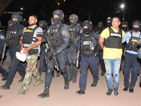 Los detenidos siendo trasladados a la capital el viernes 12 de enero.