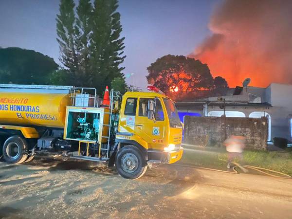 El Cuerpo de Bomberos de El Progreso al momento en que intentaba contener el fuego.