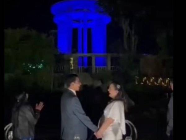 Fausto Cálix y María Elisa Casanova usaron el Monumento a la Paz para proyectar el color azul, en alusión al sexo de su hijo.