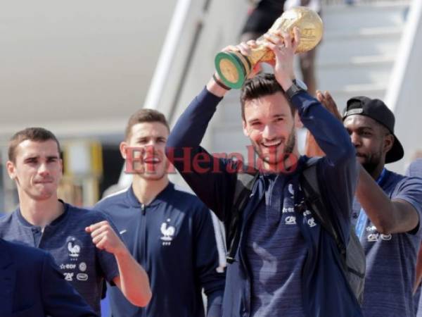 Jugadores de Francia celebran la segunda copa del Mundo. Foto: AFP