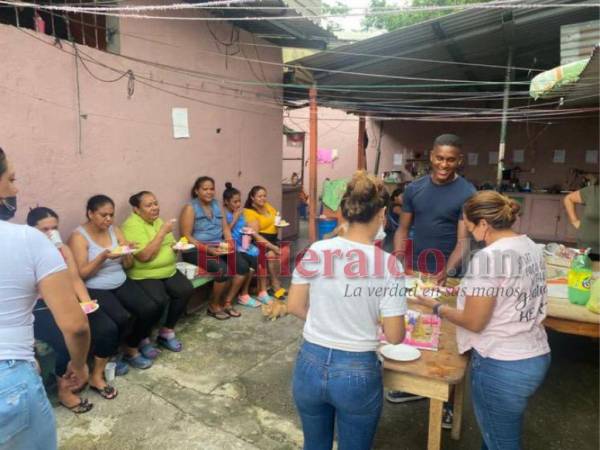 Bryan Beckeles compartió un ameno momento con las mujeres reclusas en el presidio de La Ceiba.