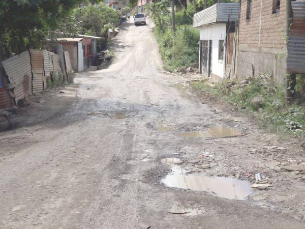 La calle principal de la Ulloa es un dolor de cabeza para los circulan, ya que las lluvias dejan baches y obstruyen la vía de tierra. Ocurre lo mismo en colonias como la Australia, Nueva Capital y otras.