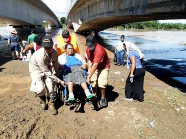 En las imágenes se observa a los bomberos de Choloma, El Progreso y La Lima rescatando a personas aisladas, llevando agua a damnificados en bulevares, comida y despejando calles.