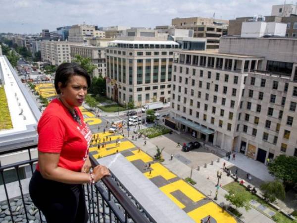 En esta imagen facilitada por la Oficina Ejecutiva de la Alcalde, la alcalde del Distrito de Columbia, Muriel Bowser, observa desde la azotea del hotel Hay Adams, cerca de la Casa Blanca, las palabras “Black Lives Matter' que trabajadores de la ciudad y activistas pintaron con grandes letras amarillas en una calle en Washington. Foto: AP