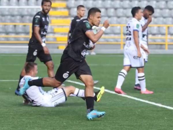 Luego de dejar atrás su sequía goleadora, Roger Rojas se sumó a la lista de extranjeros que han hecho historia en Costa Rica.