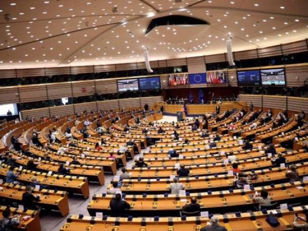 En esta foto del 16 de septiembre del 2020, la presidenta de la Comisión Europea ursula von der Leyen habla en el plenario del Parlamento Europeo en Bruselas. Luego de meses de negociaciones y casi en el último minuto, Gran Bretaña y la Unión Europea anunciaron el jueves, 24 de diciembre, un acuerdo provisional de libre comercio el jueves que deberá evitar un caos en Año Nuevo para las aduanas y dando algo de estabilidad al panorama empresarial luego de años de torbellino por el Brexit. (AP Foto, Francisco Seco)