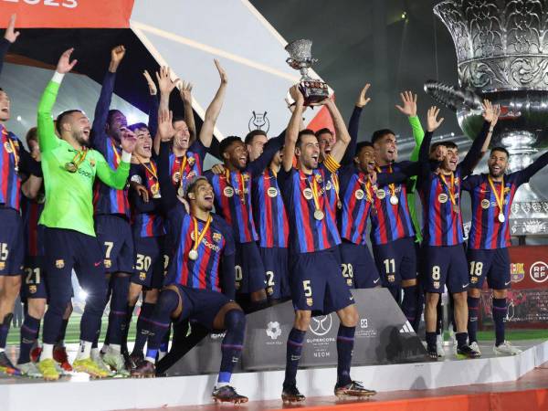 En un vibrante partido, el Barcelona ganó con contundenica 3-1 contra su acérrimo rival, el Real Madrid, y así se consagró campeón de la Supercopa de España, en la éxotica cancha del King Fahd Stadium en Arabia Saudita. Tras el pitazo final, los jugadores blaugranas celebraron con euforica y júbilo la obtención del título. A continuación las imágenes.